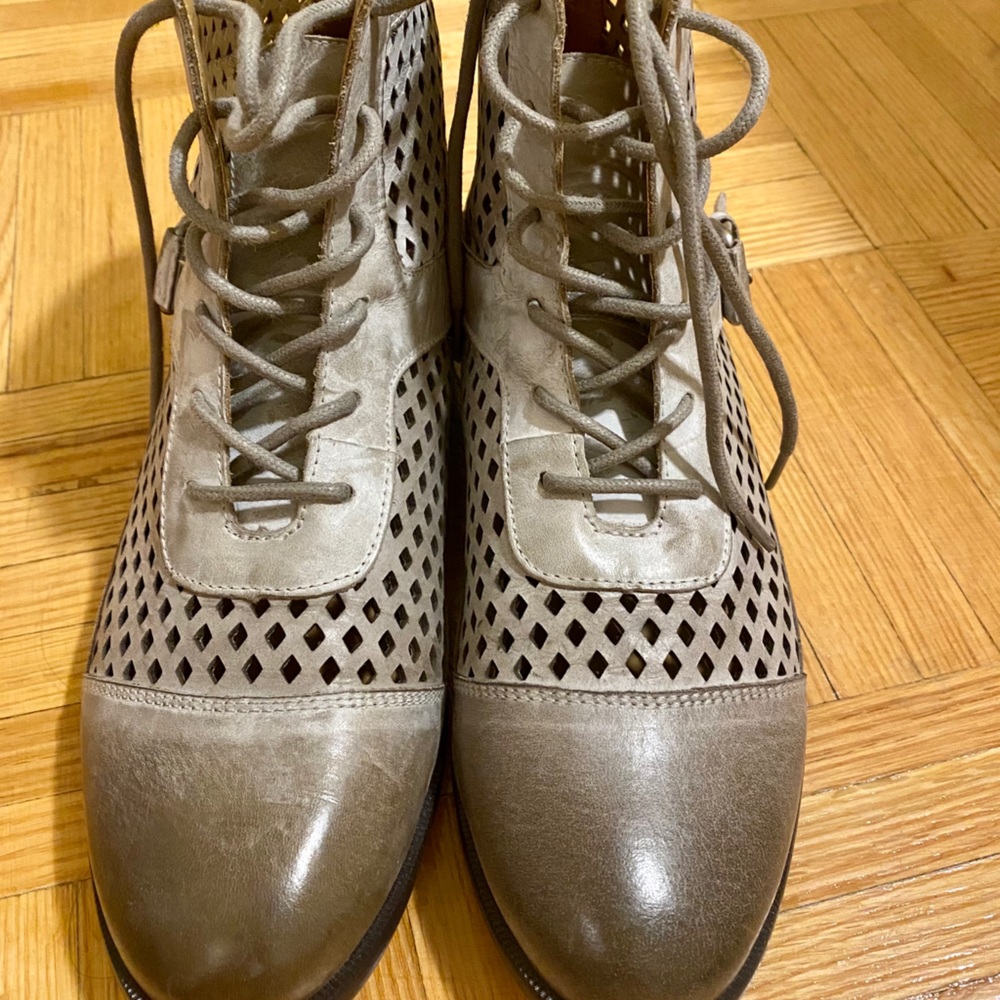 Kensie Rahi Perforated Lace up ankle Boots 7M